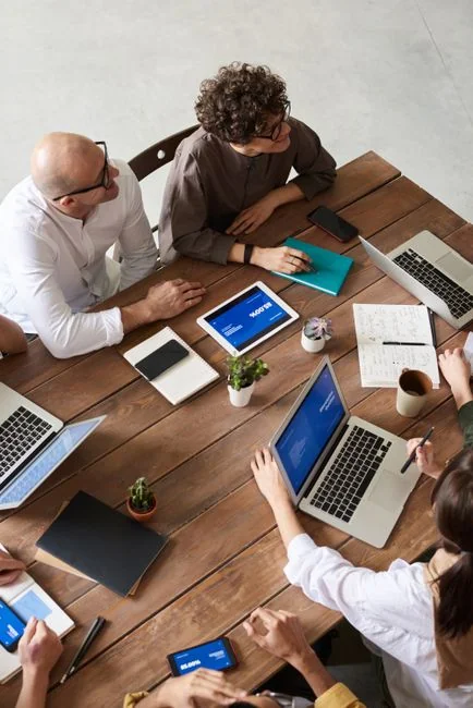 Krupan plan smeđih omotnica s natpisom Social Media Marketing, idealno za startup teme.